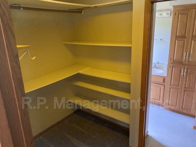 4BR/5BA 4,020 SF Minnetonka Home! property image