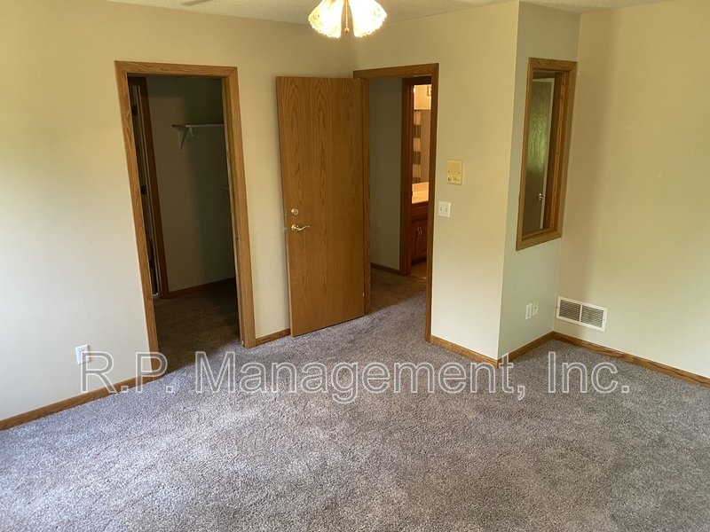 4BR/5BA 4,020 SF Minnetonka Home! property image