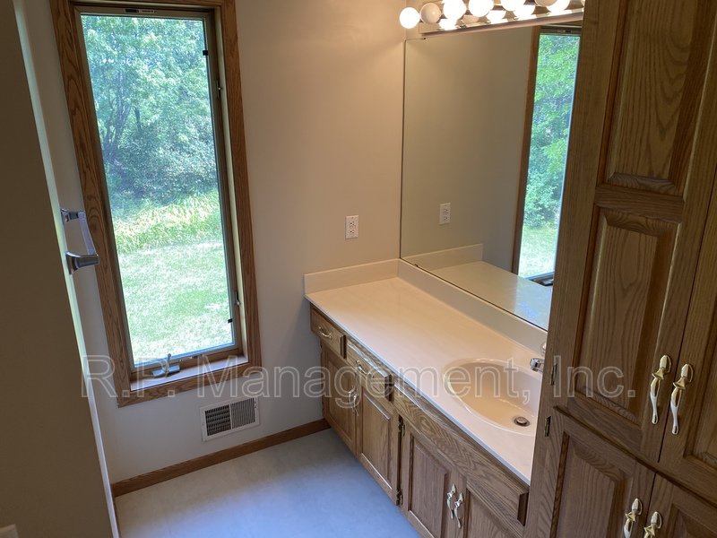 4BR/5BA 4,020 SF Minnetonka Home! property image