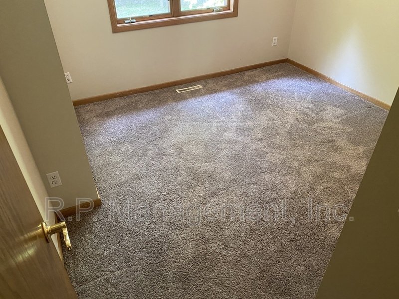 4BR/5BA 4,020 SF Minnetonka Home! property image