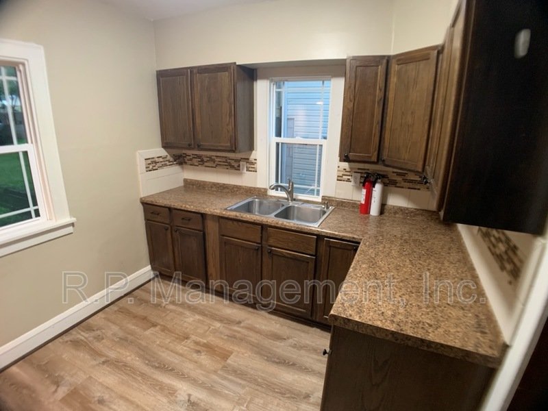 Charming 3bdrm 2bath with natural woodwork throughout property image