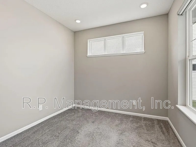 Newer build 3bdrm 3bath corner lot home property image