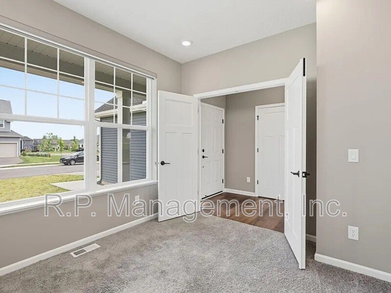 Newer build 3bdrm 3bath corner lot home property image