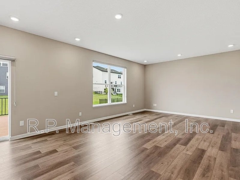 Newer build 3bdrm 3bath corner lot home property image