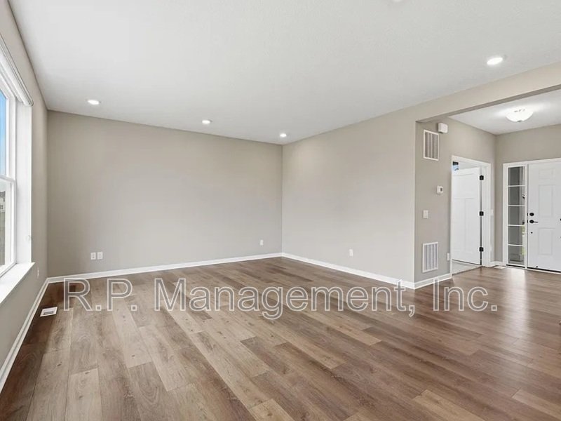 Newer build 3bdrm 3bath corner lot home property image