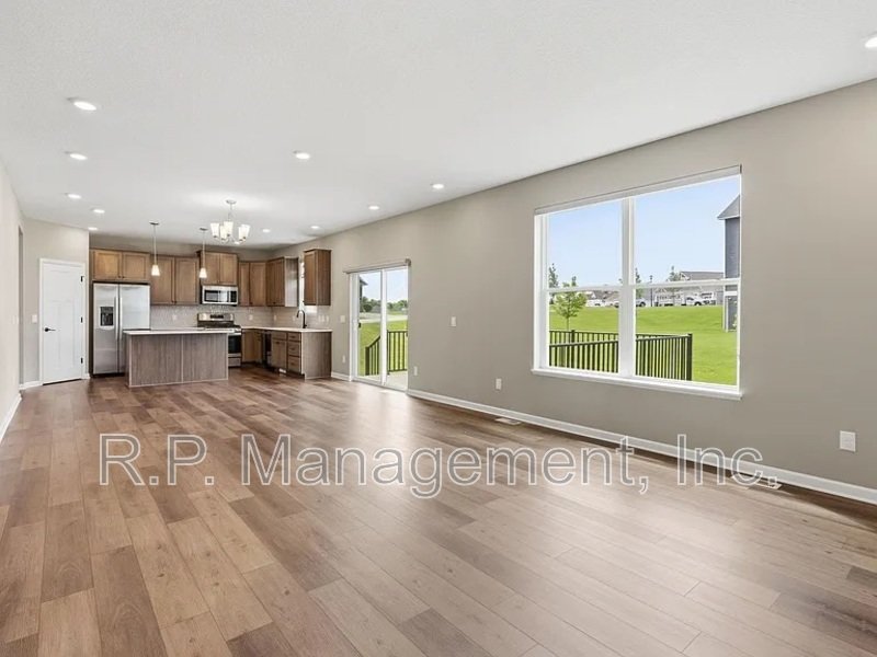 Newer build 3bdrm 3bath corner lot home property image