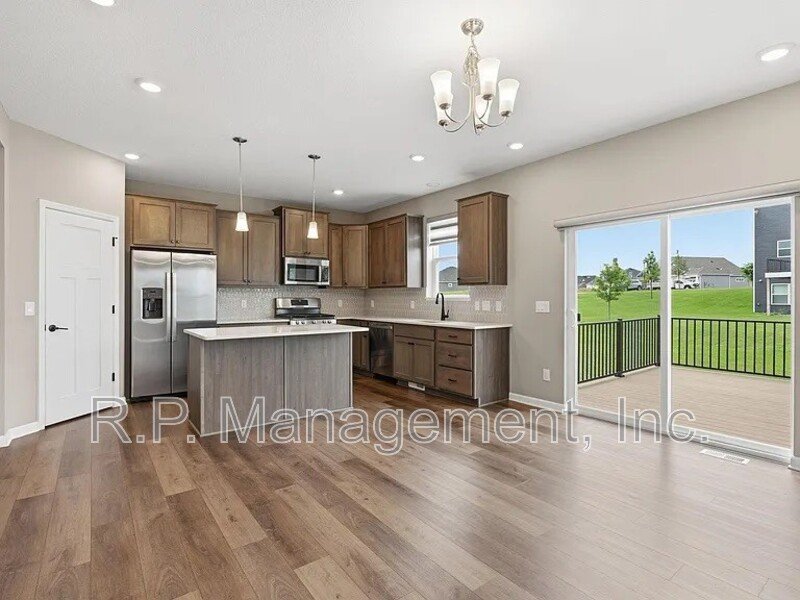 Newer build 3bdrm 3bath corner lot home property image