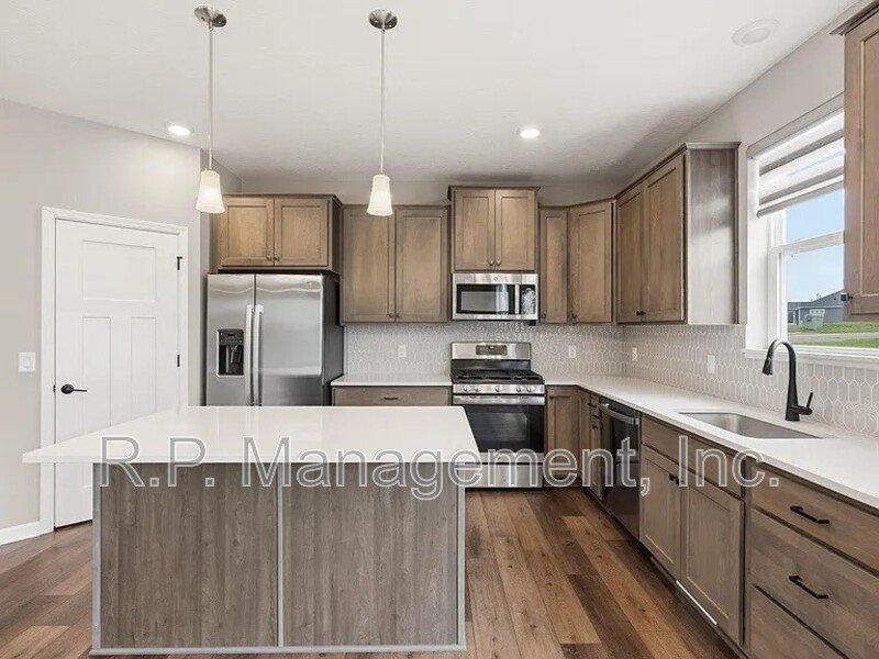 Newer build 3bdrm 3bath corner lot home property image