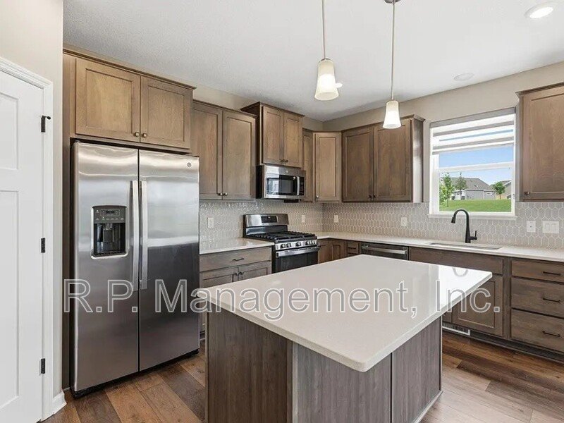 Newer build 3bdrm 3bath corner lot home property image