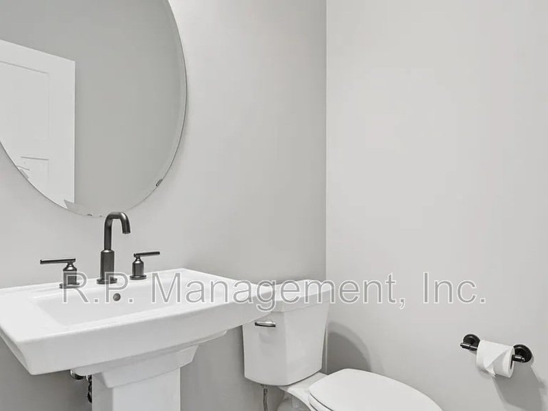 Newer build 3bdrm 3bath corner lot home property image