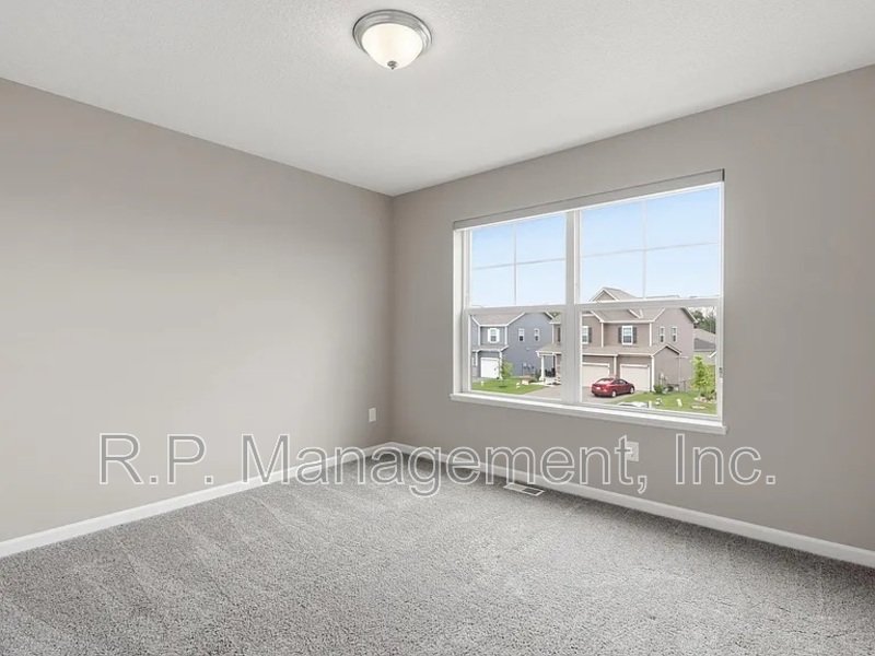 Newer build 3bdrm 3bath corner lot home property image