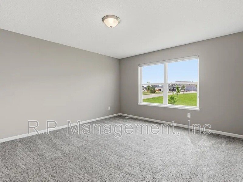 Newer build 3bdrm 3bath corner lot home property image