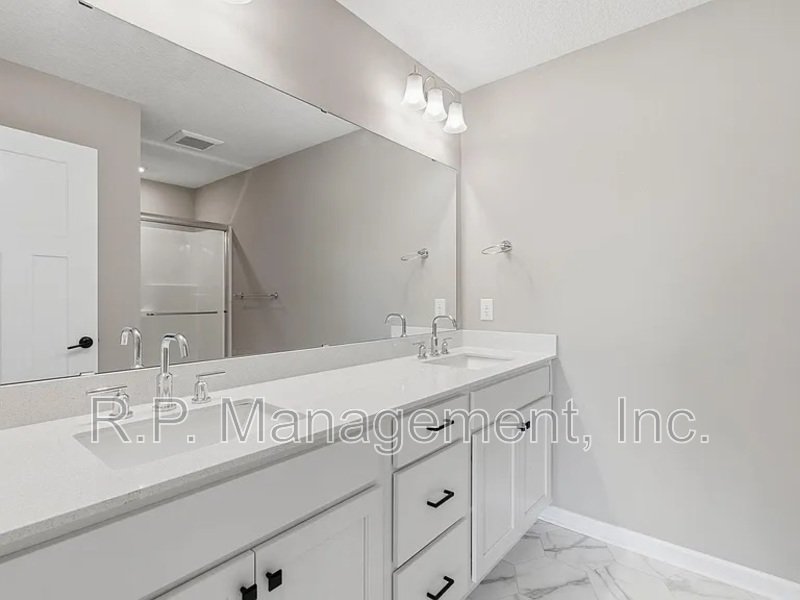 Newer build 3bdrm 3bath corner lot home property image