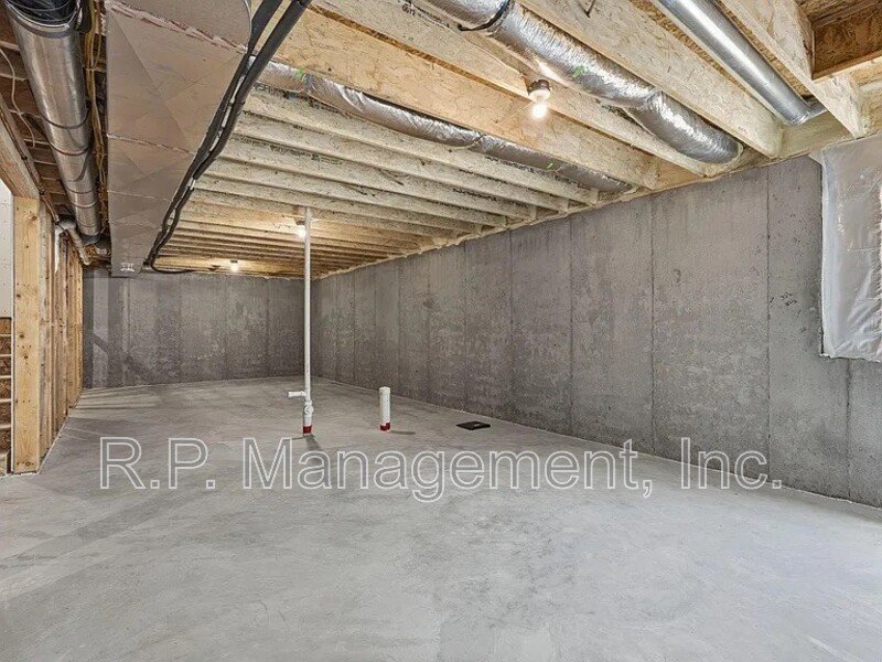 Newer build 3bdrm 3bath corner lot home property image