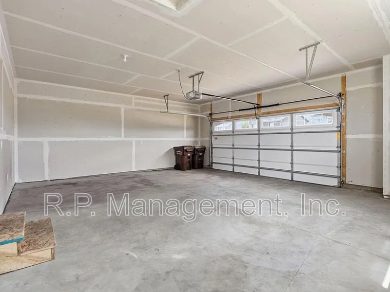 Newer build 3bdrm 3bath corner lot home property image