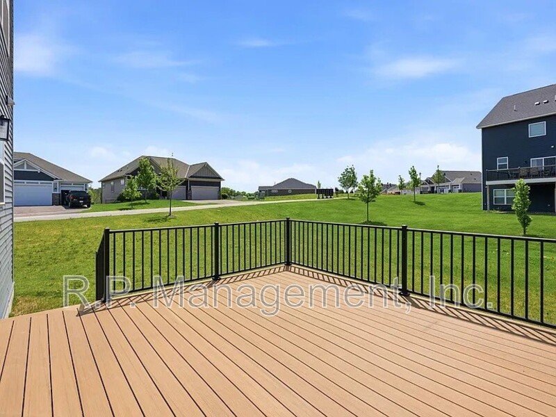 Newer build 3bdrm 3bath corner lot home property image