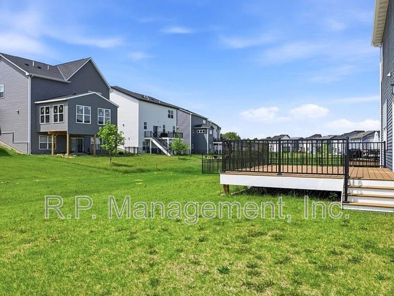 Newer build 3bdrm 3bath corner lot home property image