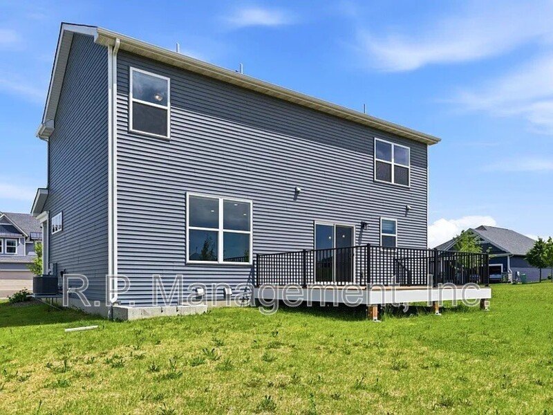 Newer build 3bdrm 3bath corner lot home property image