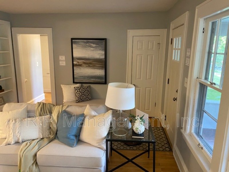 Adorable 3BR/2BA Uptown Mpls near lakes. property image