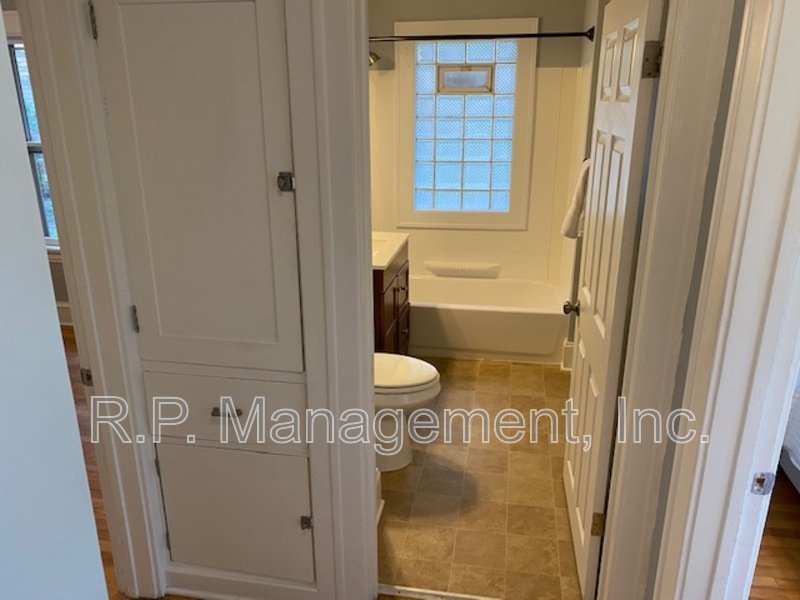 Adorable 3BR/2BA Uptown Mpls near lakes. property image