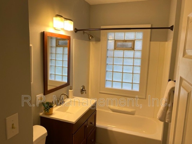 Adorable 3BR/2BA Uptown Mpls near lakes. property image