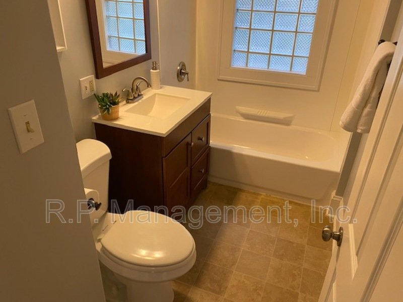 Adorable 3BR/2BA Uptown Mpls near lakes. property image
