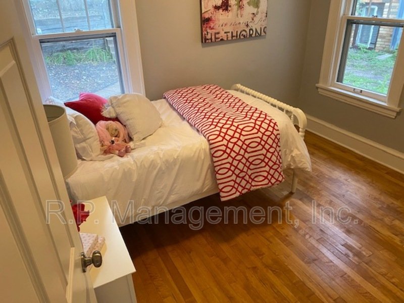 Adorable 3BR/2BA Uptown Mpls near lakes. property image