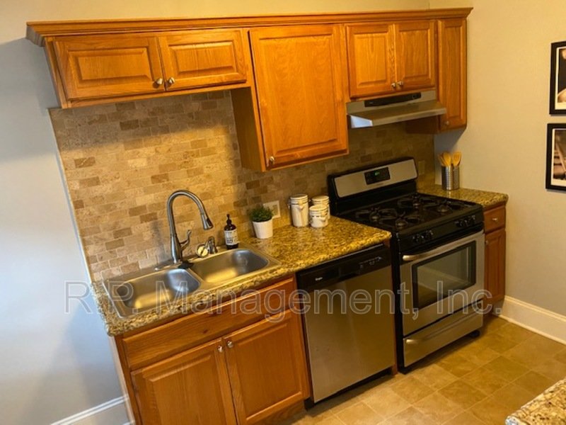 Adorable 3BR/2BA Uptown Mpls near lakes. property image