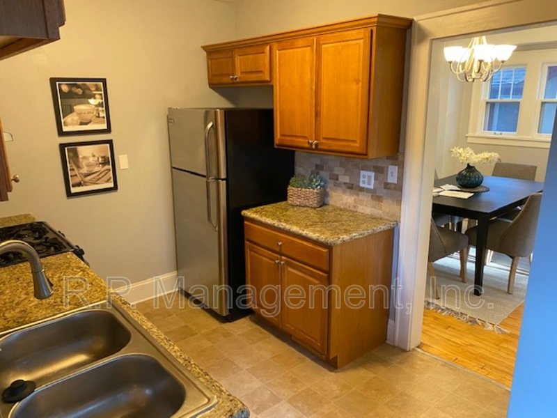 Adorable 3BR/2BA Uptown Mpls near lakes. property image