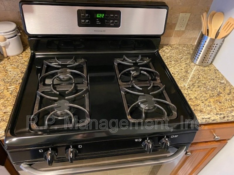 Adorable 3BR/2BA Uptown Mpls near lakes. property image