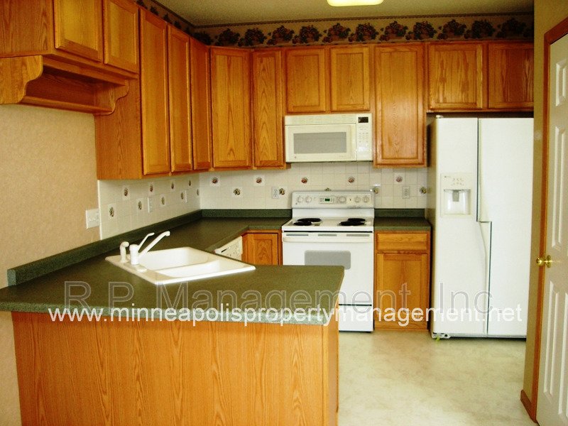 Newer 4 Bedroom Townhome in Apple Valley1 1/1 property image