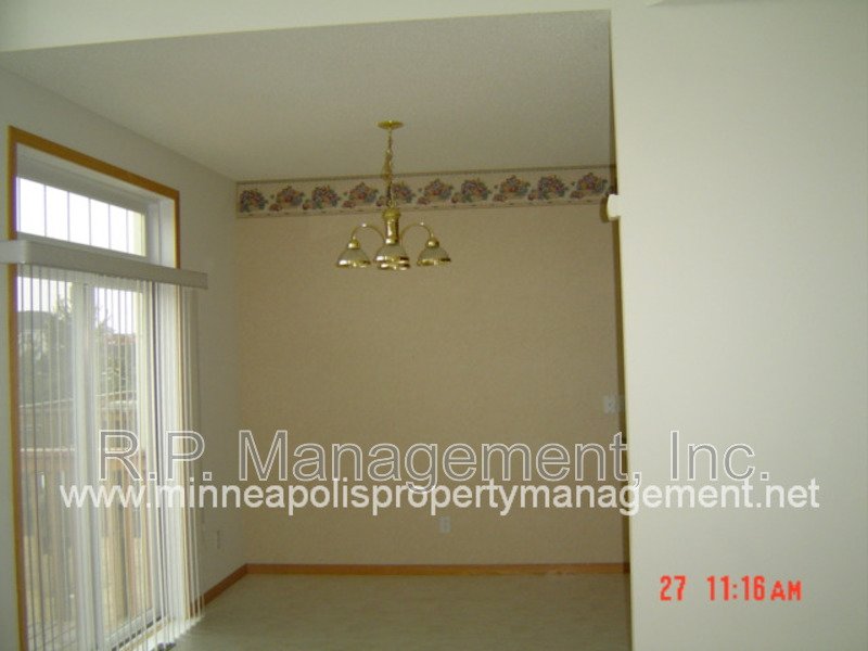 Newer 4 Bedroom Townhome in Apple Valley1 1/1 property image