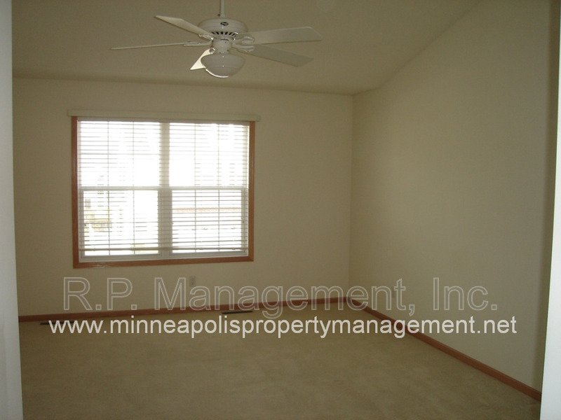 Newer 4 Bedroom Townhome in Apple Valley1 1/1 property image