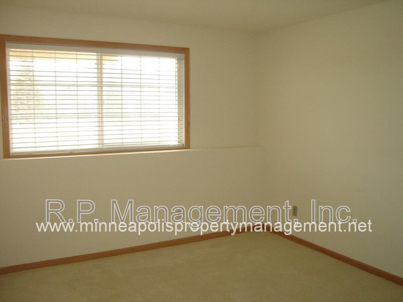 Newer 4 Bedroom Townhome in Apple Valley1 1/1 property image