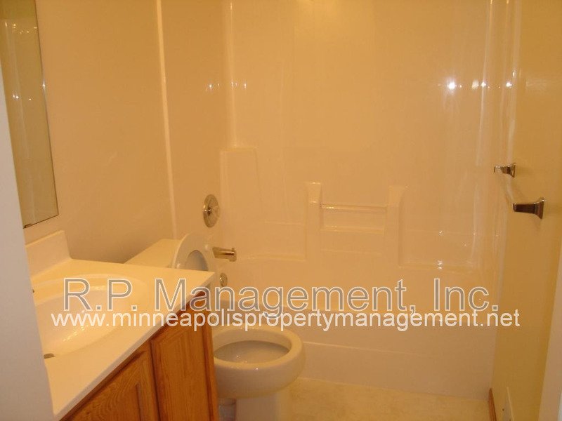 Newer 4 Bedroom Townhome in Apple Valley1 1/1 property image