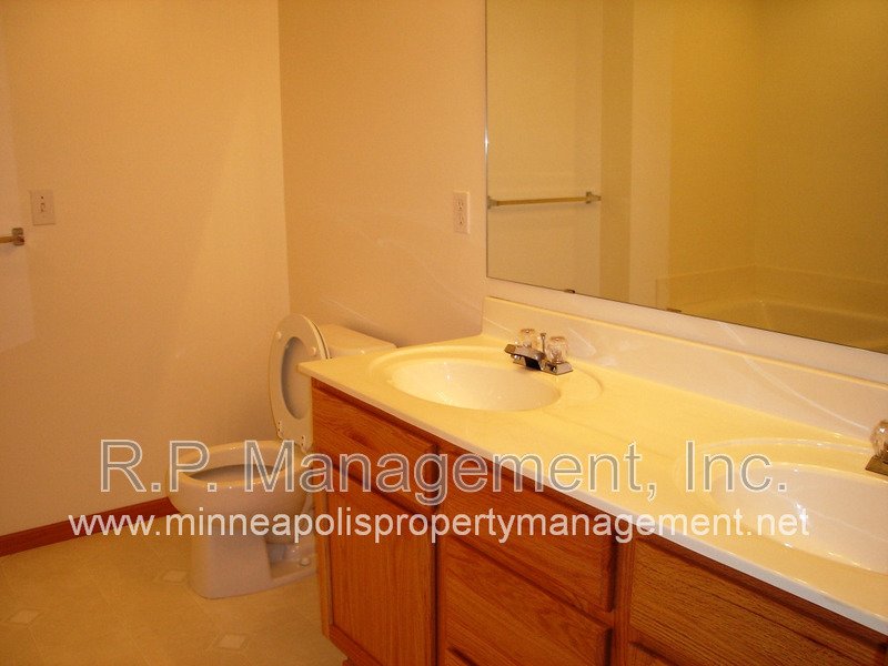 Newer 4 Bedroom Townhome in Apple Valley1 1/1 property image