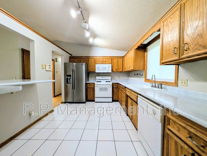 5 Bedroom home in Eagan.  Available now! property image